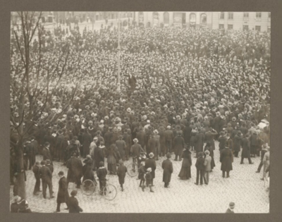 Thøger Thøgersen (1885-1947), en af stifterne af Socialistisk Arbejderparti, taler ved demonstrationen på Grønttorvet den 10. november 1918