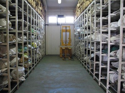 Billedet viser et lighus, hvor opgravede ligrester fra ofrene for massakren i Srebrenica opbevares, mens man forsøger at identificere ofrene