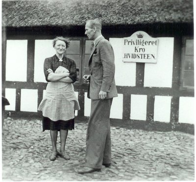 Gudrun Fiil og Ole Geisler foran Hvidsten Kro