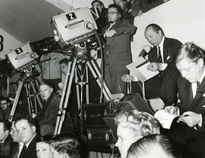 Gunnar 'Nu' Hansen transmitterer fra dansk-svensk håndboldlandskamp i Aarhus Stadionhal i 1963