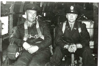 Flemming Juncker (tv) var fra maj 1944 tilknyttet SOE i England. Her ses han i selskab med Kai Winkelhorn, der var leder af den danske afdeling i OSS – den amerikanske pendant til SOE