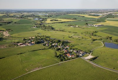 Luftfoto af landsbyen Gl Lejre i Lejre Ådal.