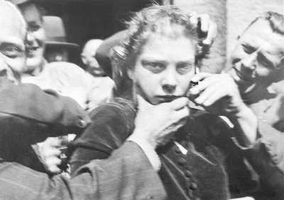 En såkaldt tyskerpige klippes i dagene efter befrielsen i maj 1945