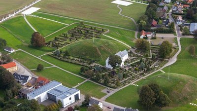 Luftfoto af monumenterne i Jelling