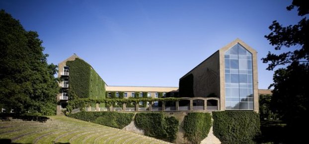 Solgården og Aarhus Universitets aula set ude fra