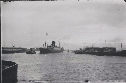 Juleskibet fra Amerika står Frihavnen ind, 1920