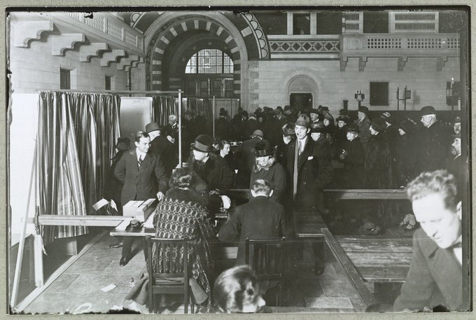 Hallen i Københavns Rådhus indrettet som valgsted ved rigsdagsvalget i 1926.