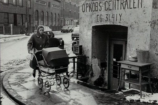 Kvinde går tur med barnevogn i 1965