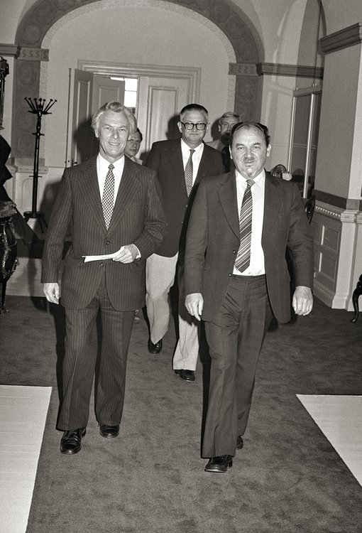 The new prime minister Poul Schlüter (on the left) and the outgoing prime minister Anker Jørgensen on 10 September 1982