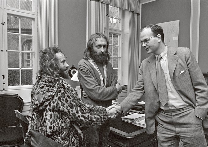 Miljøminister Jens Kampmann hilser på miljøhippier i sit ministerium 1973