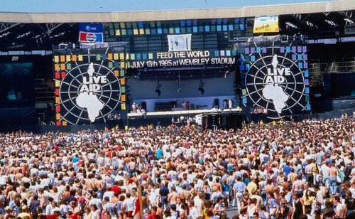 Folkemasser og scene ved velgørenhedskoncerten Live Aid på Wembley Stadium