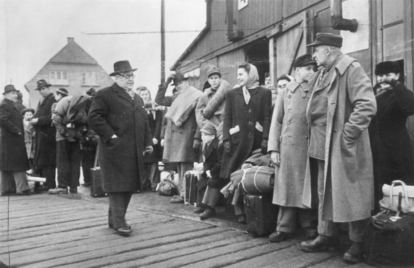 Johannes Kjærbøl (1885-1973), tager den 15. februar 1949 afsked med de sidste tyske flygtninge i Kolding
