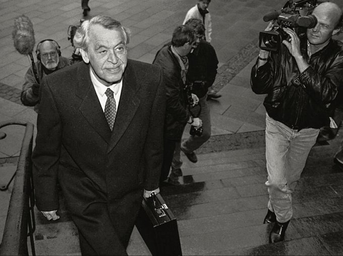 Erik Ninn-Hansen fotograferet på trappen til Højesteret