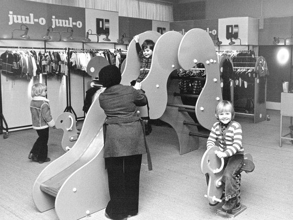 Rustjebane og spilophøne i organiske former i Magasin du Nords børnetøjsafdeling i 1977