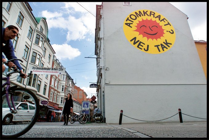 Atomkraft? Nej tak logo på husgavl i Aarhus