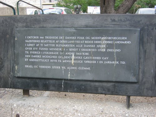 Mindeplade i Israel om jødeevakueringen 1943