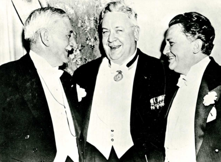 Generalløjtnant William Knudsen, sangeren Lauritz Melchior og skuespilleren Jean Hersholt i New York