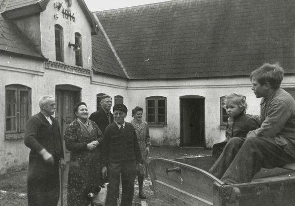 Tyske flygtninge indkvarteret hos en familie tilhørende det tyske mindretal, februar 1945