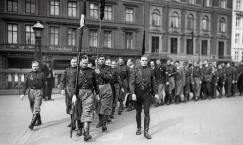 Ungkonservative der marcherer i uniform.
