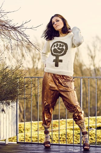 Strikket sweater med kvindetegn