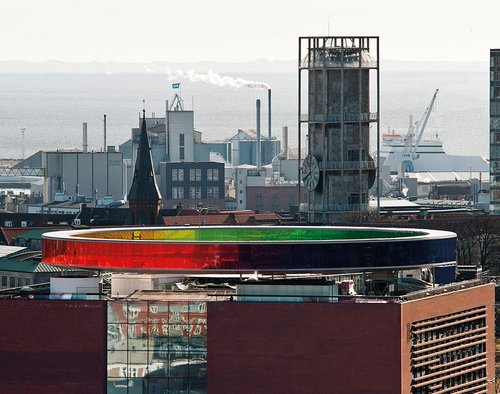 Aros med regnbuen skyline