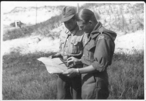 Tysk minerydder og dansk soldat fra Dansk Minekontrol