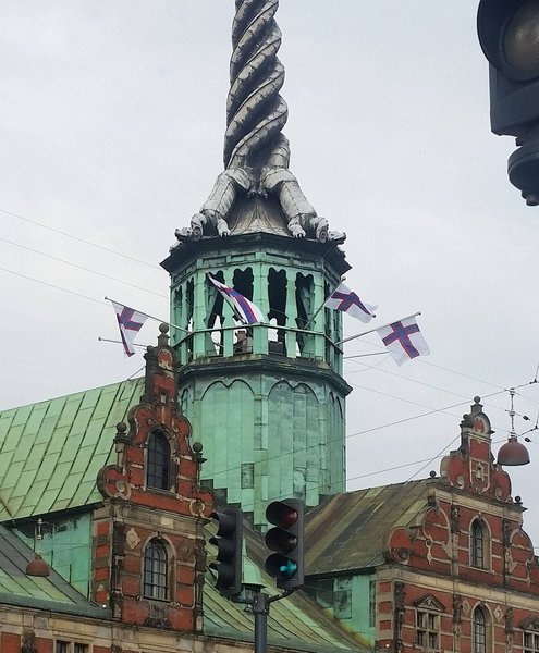 Her ses det forkerte flag omkring Børsens snoede tag