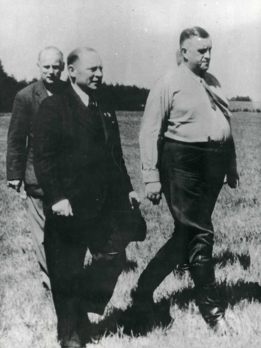 Frits Clausen (th) ses her til en DNSAP-parade i sin hjemby Bovrup i Sønderjylland