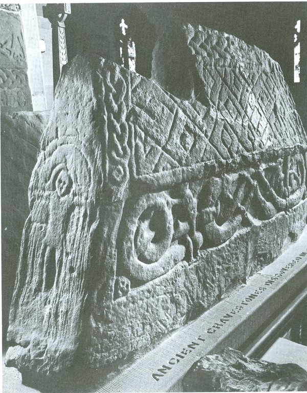 Gosforth-hogback set fra modsatte side