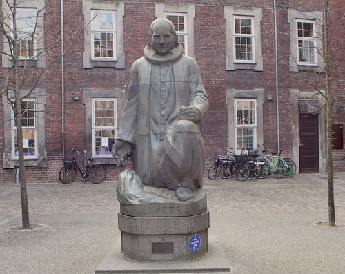Statue af Grundtvig på Vartov