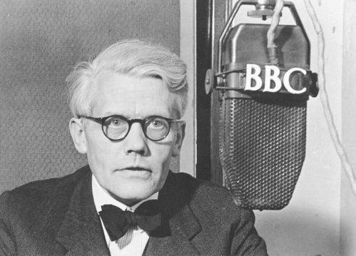 John Christmas Møller under en radiotale til Danmark