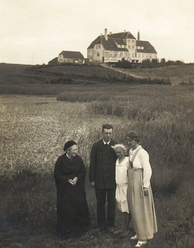 Andreas Otterstrøm med familie foran Fiskerhøjskolen i Snoghøj.