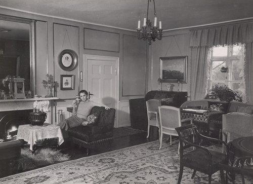 Karen Blixen i stuen på Rungstedlund