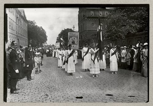 Kvindetoget på vej mod Amalienborg i 1915