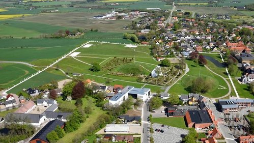 Luftfoto af monumentområdet i Jelling fra vest