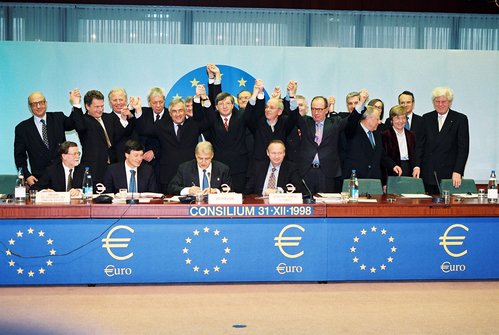 Gruppebillede fra lanceringen af Euroen 1998 med deltagelse af økonomi- og erhvervsminister Marianne Jelved
