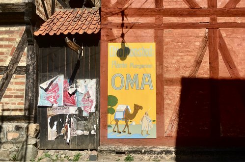 Emaljeskilt med reklame for OMA