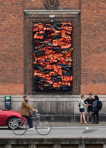 På Flygtningedagen i 2017 indviede man Soleil Levant (Stigende Sol) på Kunsthal Charlottenborg. 