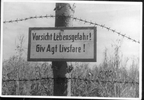 Skilt hvorpå der står: "Vorsicht Lebensgefahr! Giv Agt Livsfare!"