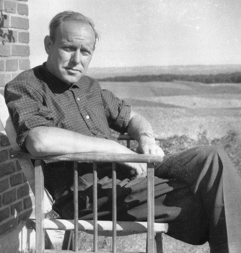 P.G. Lindhardt ved sit hus i Skødstrup