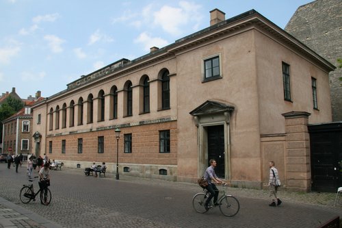 Folk cykler og går forbi Metropolitanskolen