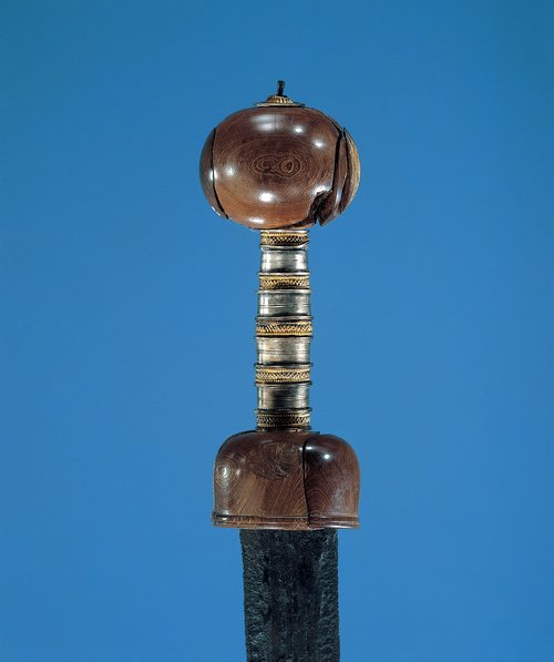 Pragtsværd med hæfte af elfenben, guld og sølv fra våbenofringen i Illerup ca. 205 e.v.t.