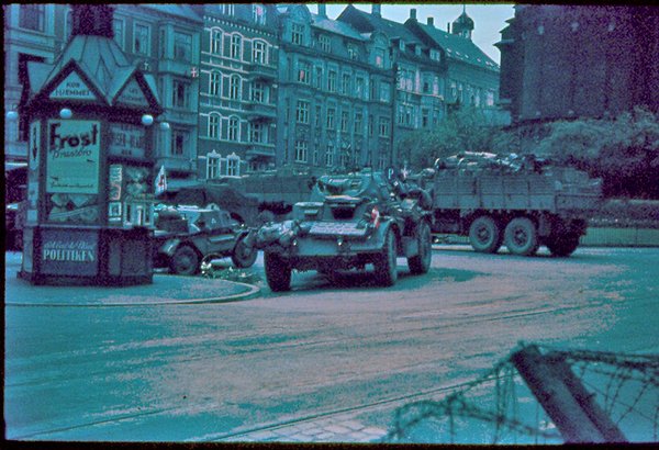 Sct. Pauls Plads. Køretøjer fra The Royal Dragoons