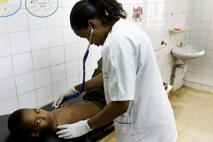 En dreng tilses af en læge på Hospital Gabriel Toure