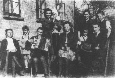 En gruppe unge flygtninge fotograferet ved en af gårdene i Allesø en søndag i foråret 1946